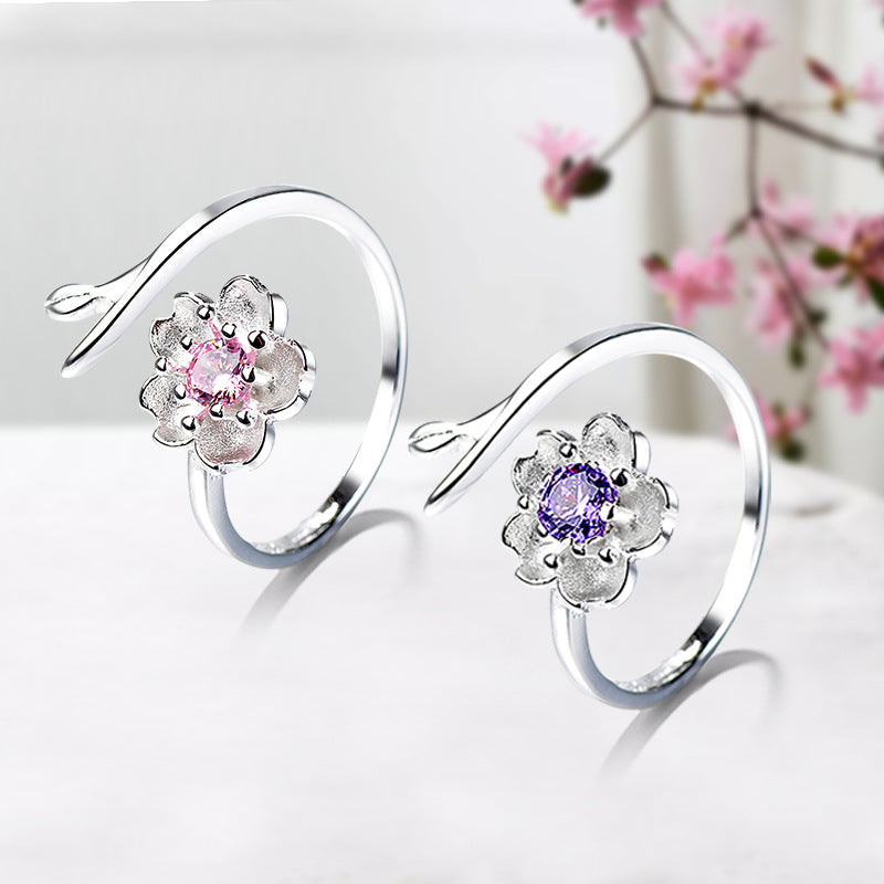 Offene Ringe für Damenaccessoires mit frischen Kirschblüten