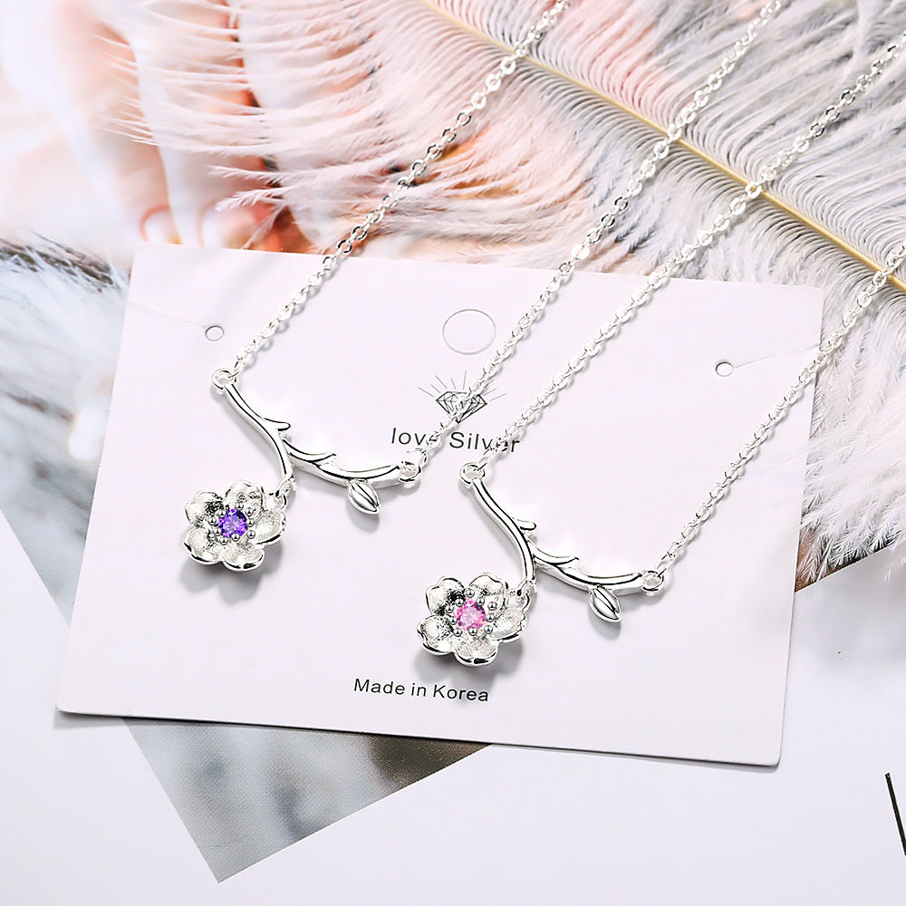 Et colliers de diamants avec branche de chaîne de clavicule douce