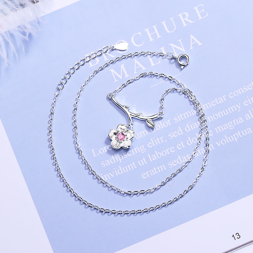 Et colliers de diamants avec branche de chaîne de clavicule douce