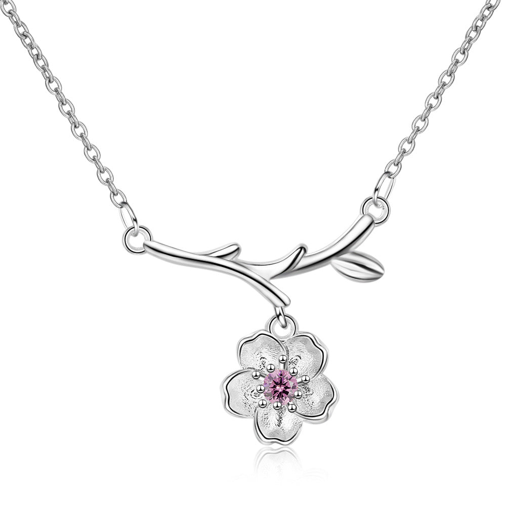 Et colliers de diamants avec branche de chaîne de clavicule douce