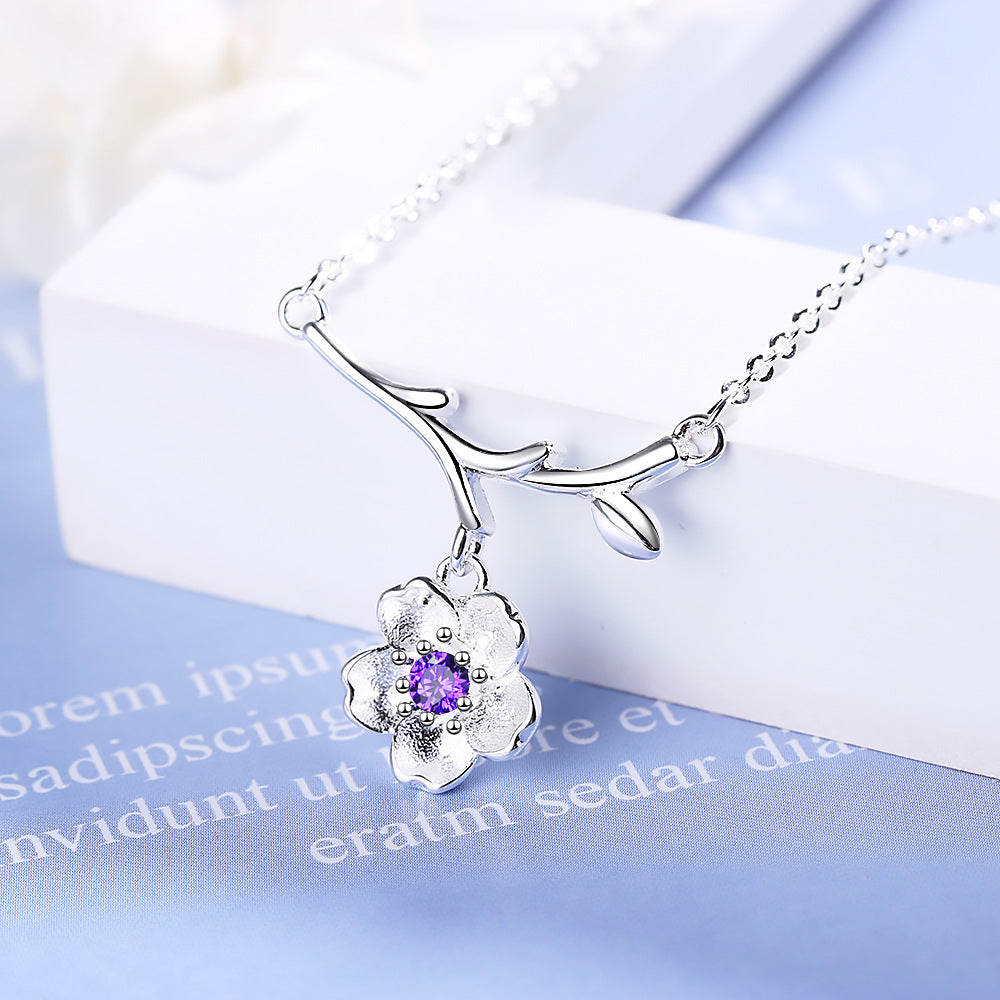Et colliers de diamants avec branche de chaîne de clavicule douce