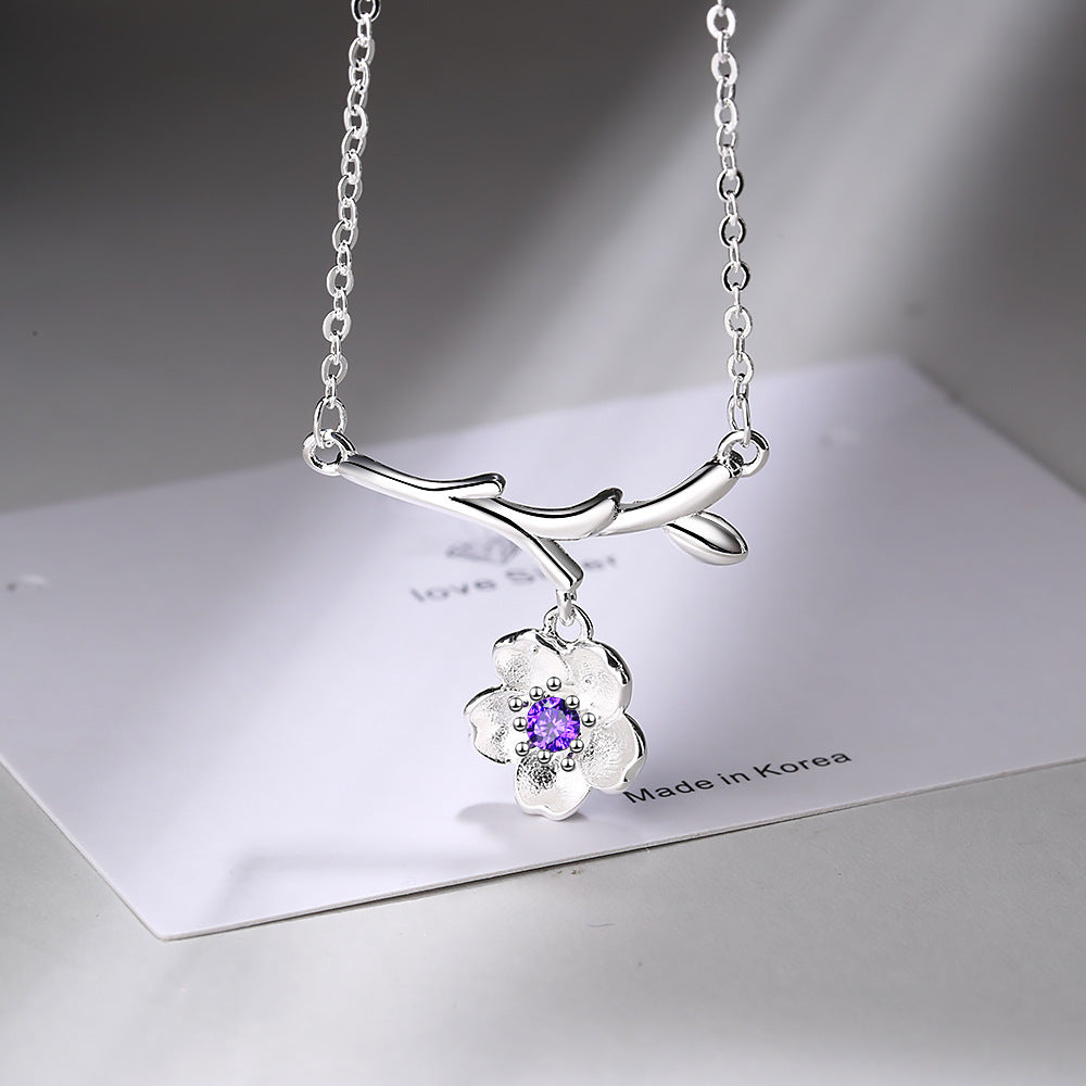 Et colliers de diamants avec branche de chaîne de clavicule douce
