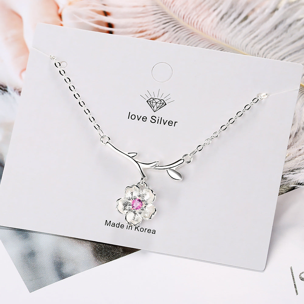 Et colliers de diamants avec branche de chaîne de clavicule douce