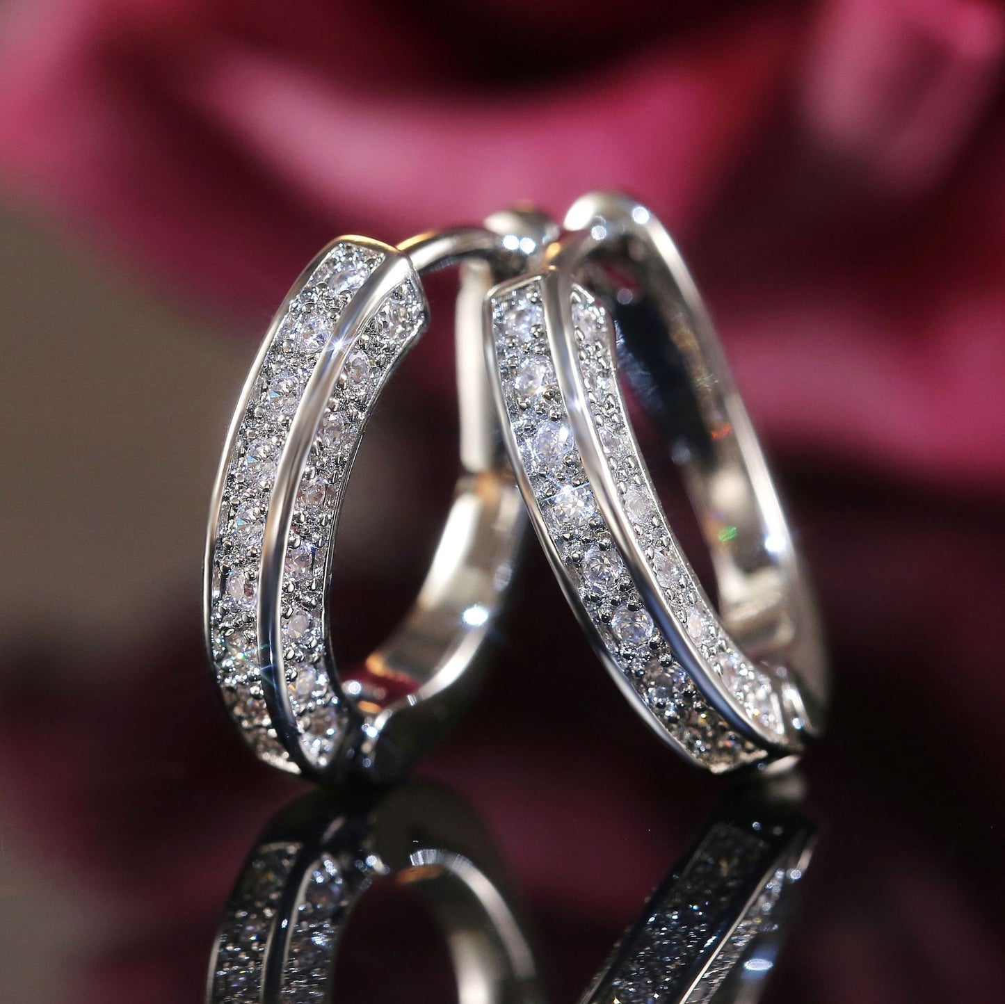 Boucles d'oreilles en strass scintillantes avec clip d'oreille en zircon
