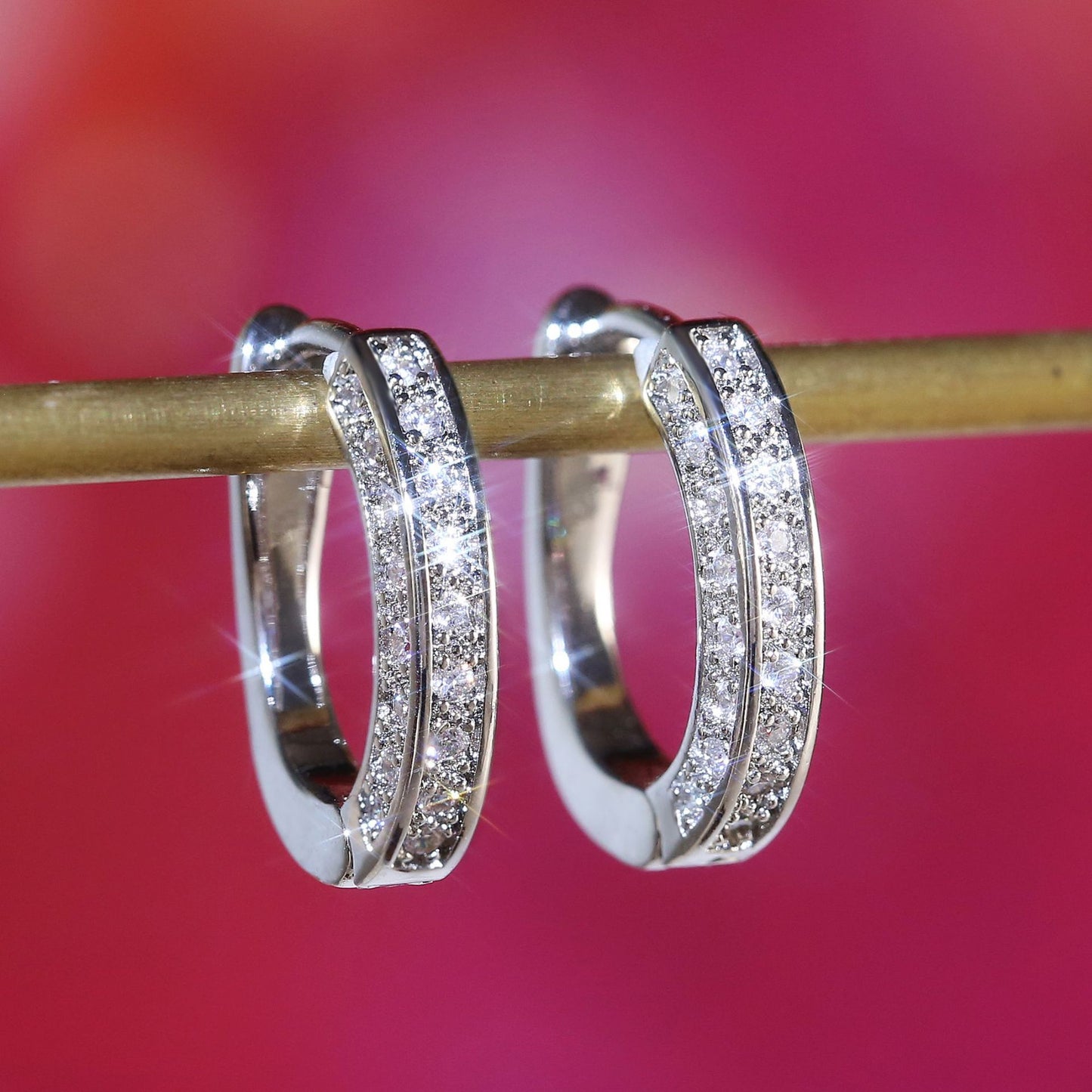 Boucles d'oreilles en strass scintillantes avec clip d'oreille en zircon