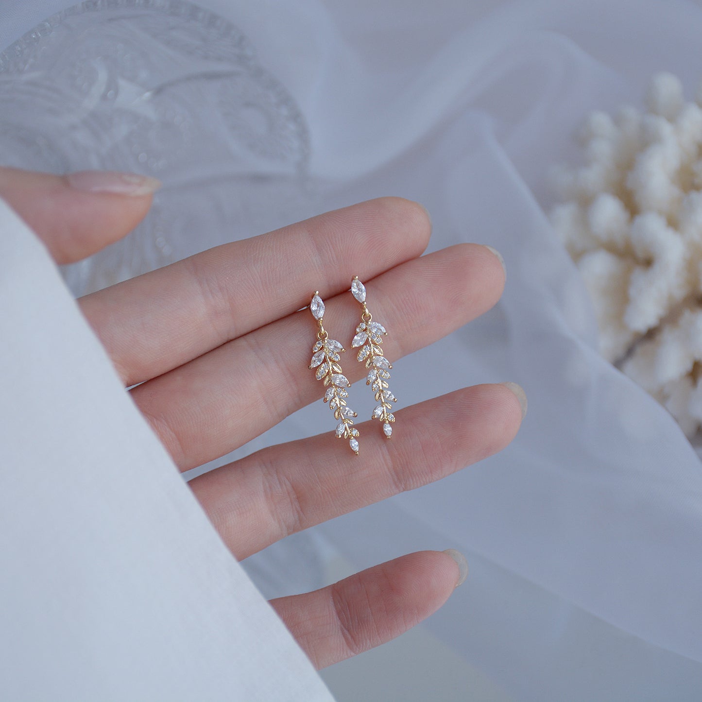 Boucles d'oreilles exquises en forme de feuille plaquée or, Micro incrusté de Zircon pour femmes