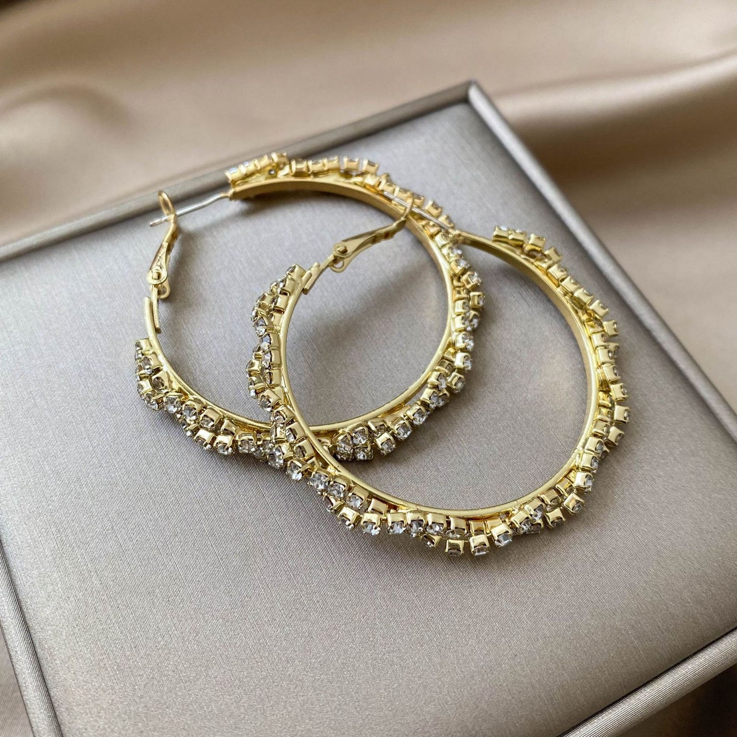 Diamond Super Flash Rhinestone Winding Shaped Earrings