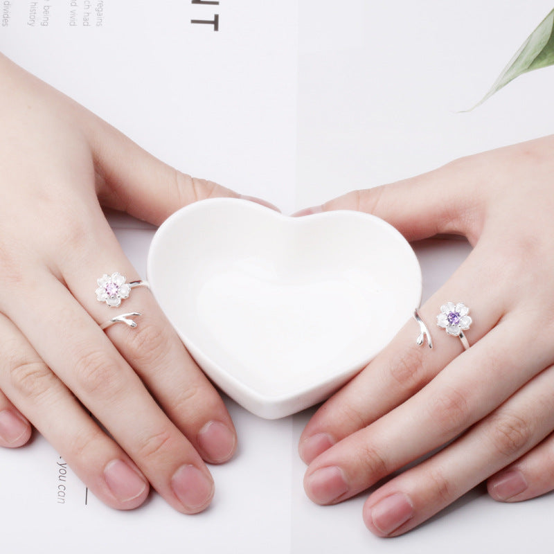 Offene Ringe für Damenaccessoires mit frischen Kirschblüten
