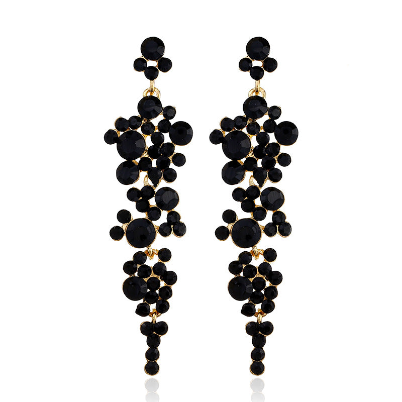 Übertriebenes Strass-Dinnerkleid-Temperament und Ohrringe