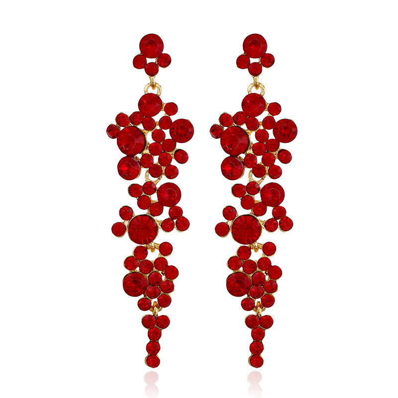 Übertriebenes Strass-Dinnerkleid-Temperament und Ohrringe