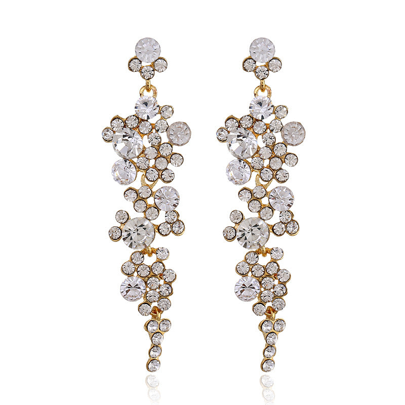 Übertriebenes Strass-Dinnerkleid-Temperament und Ohrringe