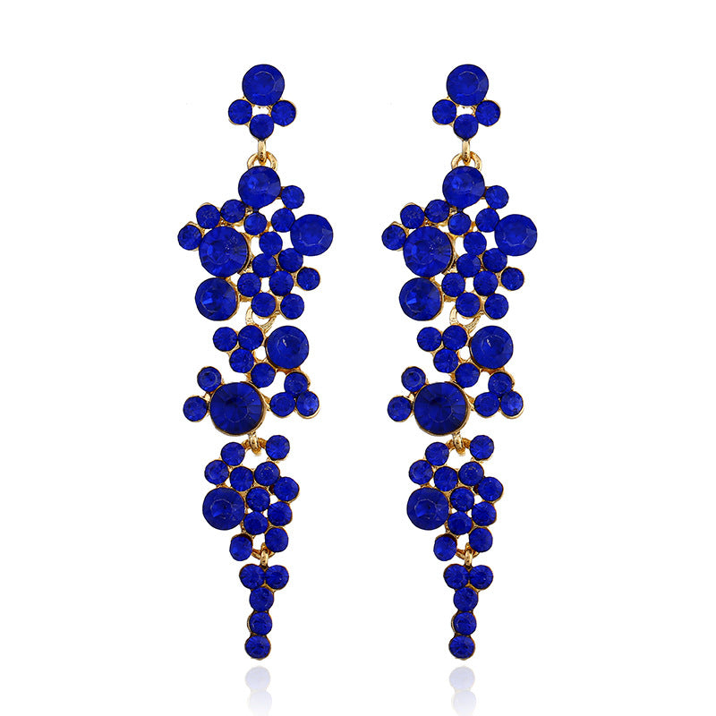 Übertriebenes Strass-Dinnerkleid-Temperament und Ohrringe