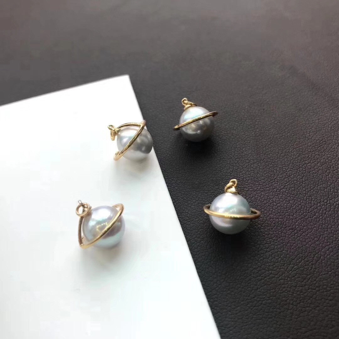 Colliers tridimensionnels simples et élégants avec perles Saturn plaquées or pour femmes