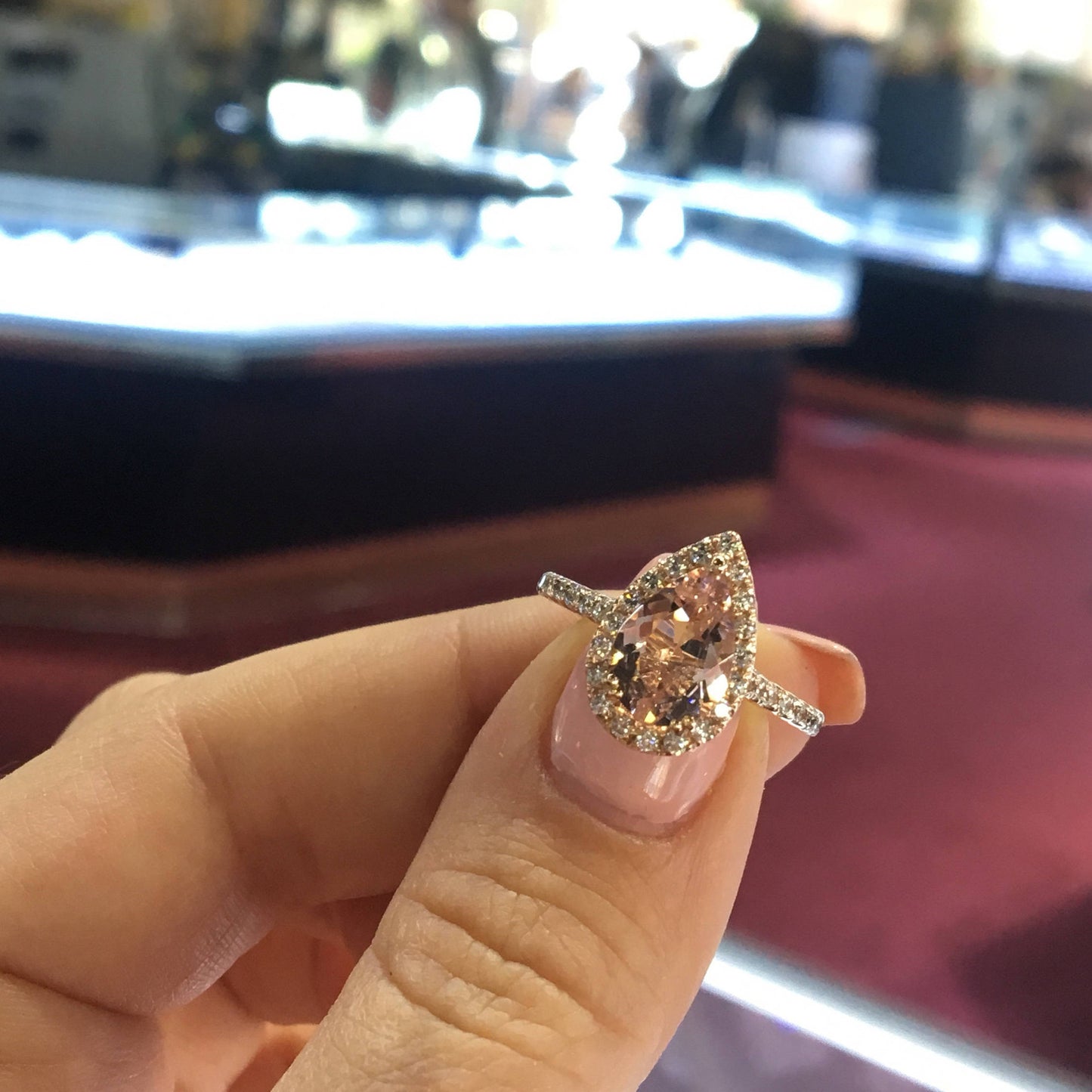 Rosévergoldete, birnenförmige Ringe mit eingelegtem rosa Kristallwassertropfen für Damen