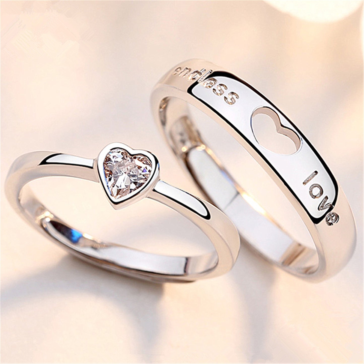 Damen- und Herrenringe sowie ein Paar „And Love You“-Ringe