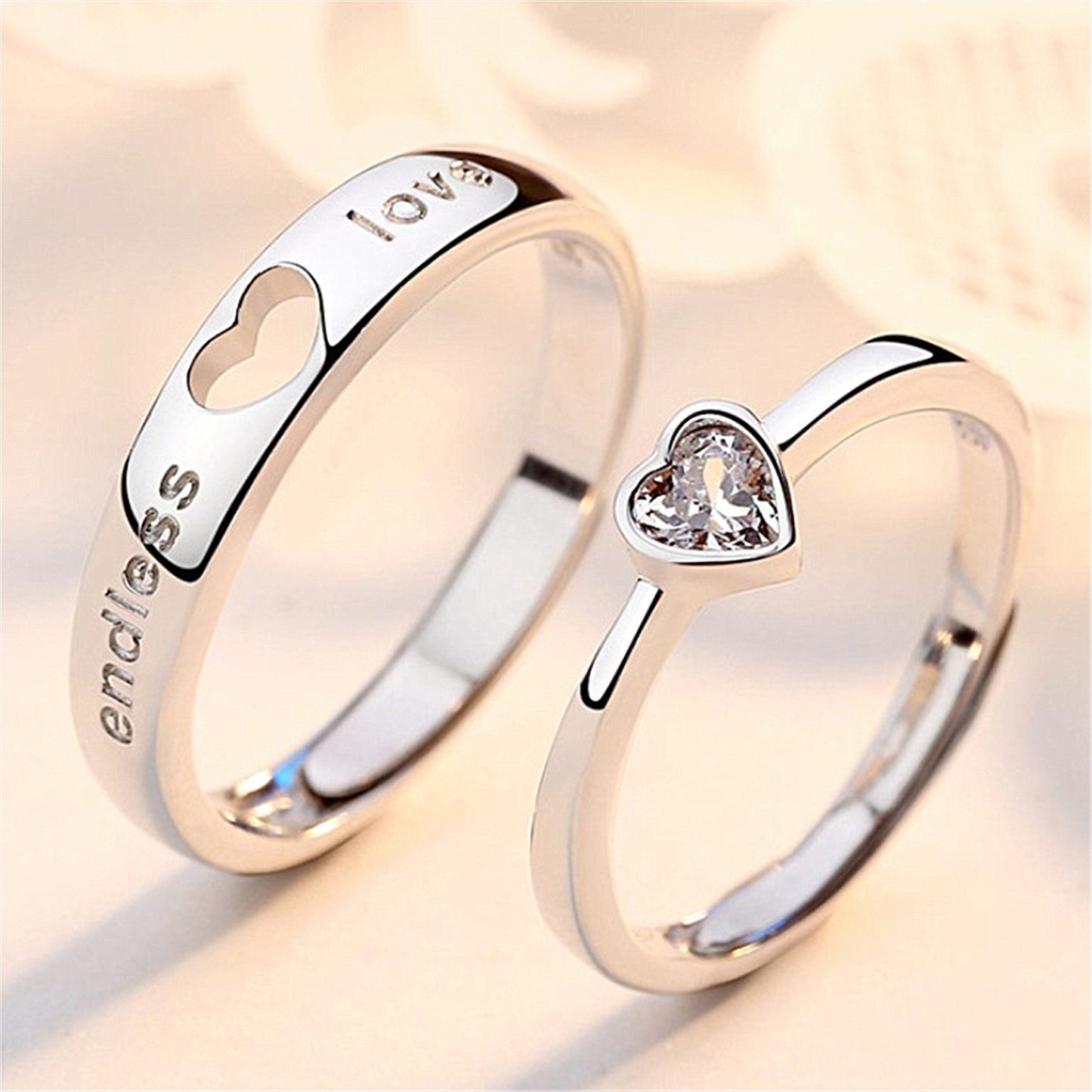 Damen- und Herrenringe sowie ein Paar „And Love You“-Ringe
