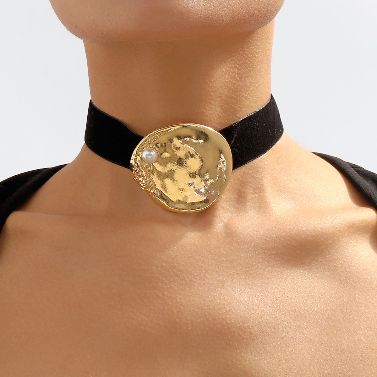 Women's Retro Round Sexy Exaggerated Geometry Metallic Necklaces