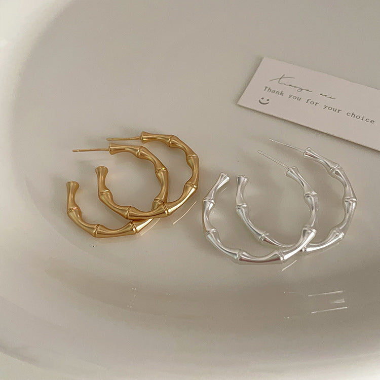 Nischen-Retro-Persönlichkeit und Ringe für Damen mit Sinn für Design