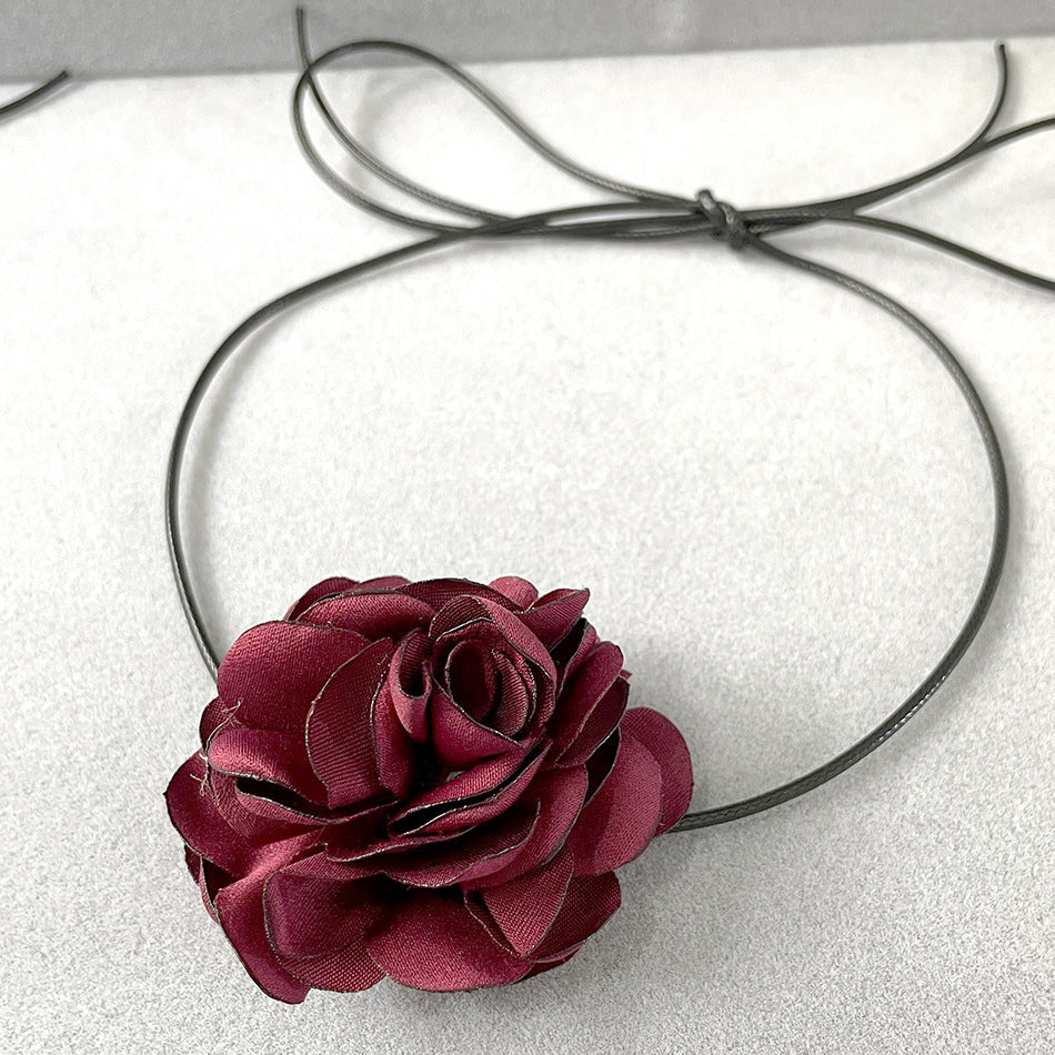 Colliers artistiques courts avec fleur de camélia, rose d'été