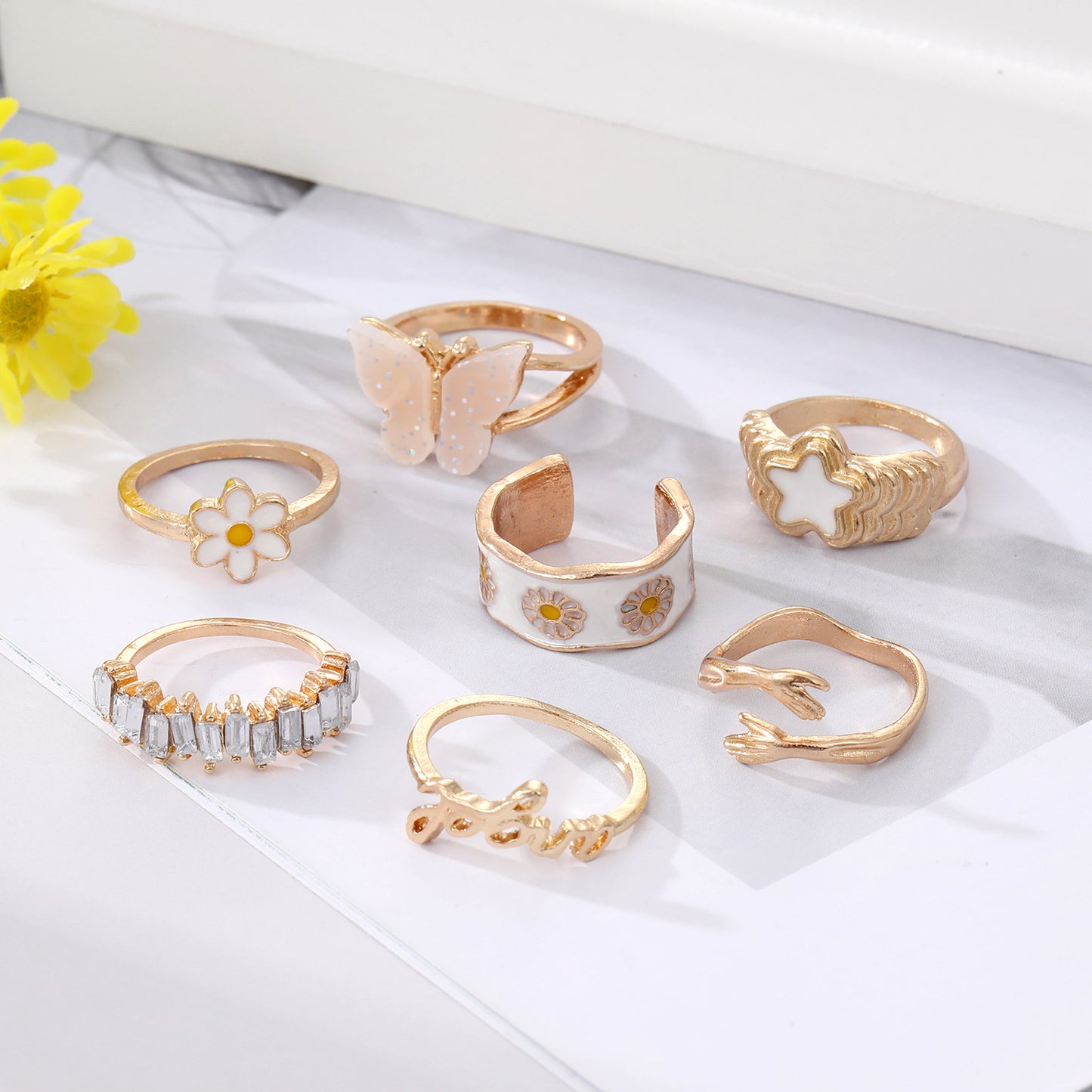 Schmetterlings-Set mit kleinen Gänseblümchen-Blumenringen