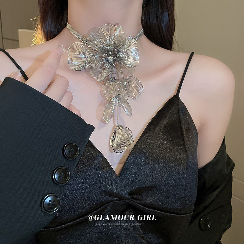 Colliers de luxe de haute qualité avec pampilles de fleurs en diamant, lumière chaude exagérée