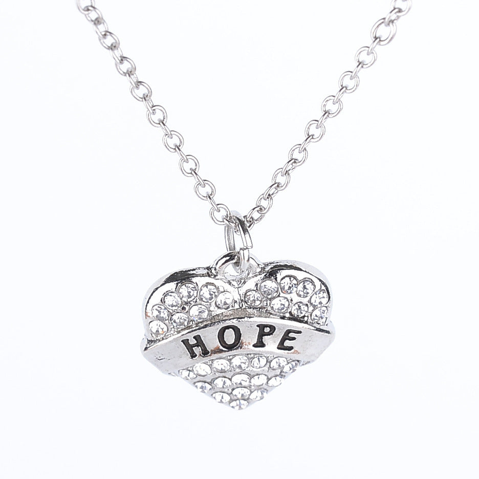 Colliers avec lettres simples et membres de la famille, pleins de diamants