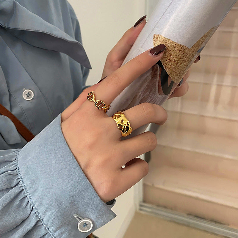 Basteln Sie einfache Ringe mit Wellenform und Kreuzmuster