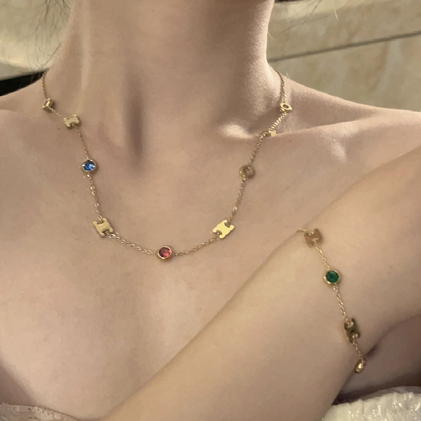 Colliers hauts de conception de lettre de couture de pierre colorée rétro