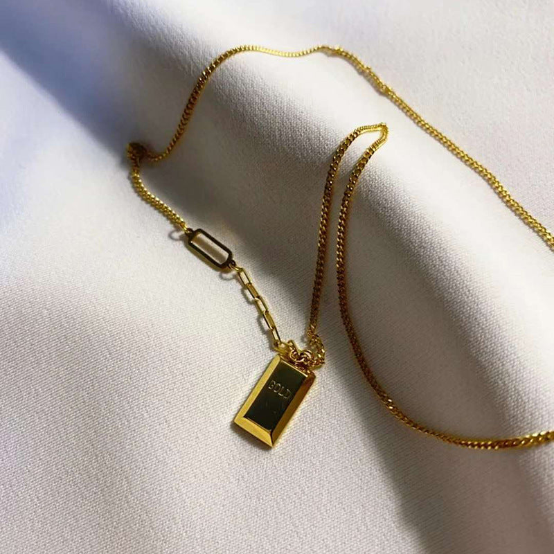 Colliers en titane avec pendentif en forme de petite barre d'or pour femme