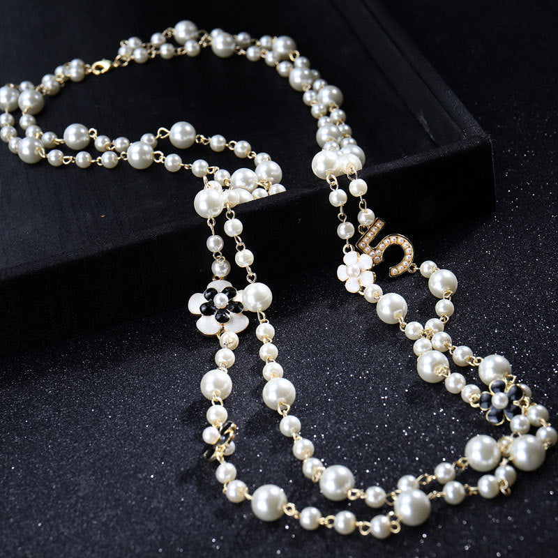 Colliers de flocon de neige avec perles et chiffres dorés de style classique