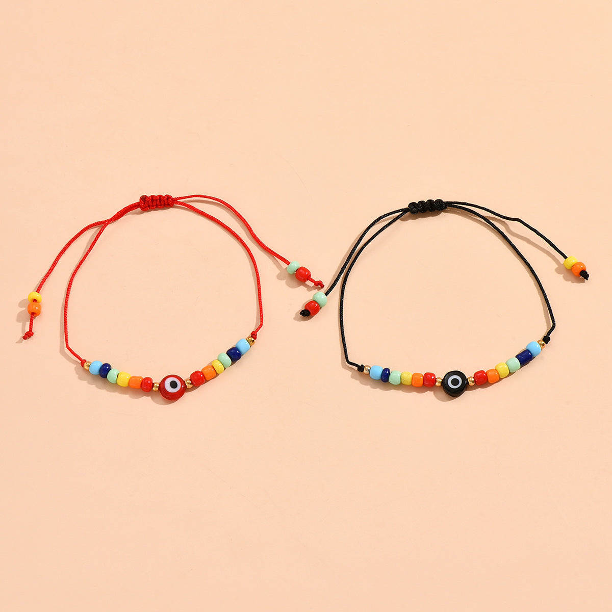 Einfache, modische, handgefertigte Armbänder im böhmischen Ethno-Stil