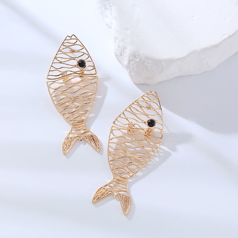 Boucles d'oreilles de tempérament en alliage creux simples en forme de cœur en forme de poisson
