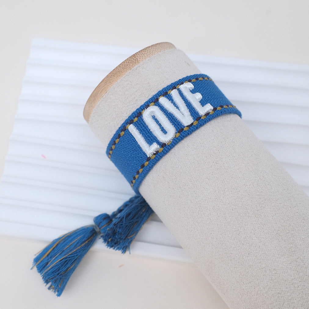 Armbänder mit Buchstaben-Stickerei und böhmischen Quasten