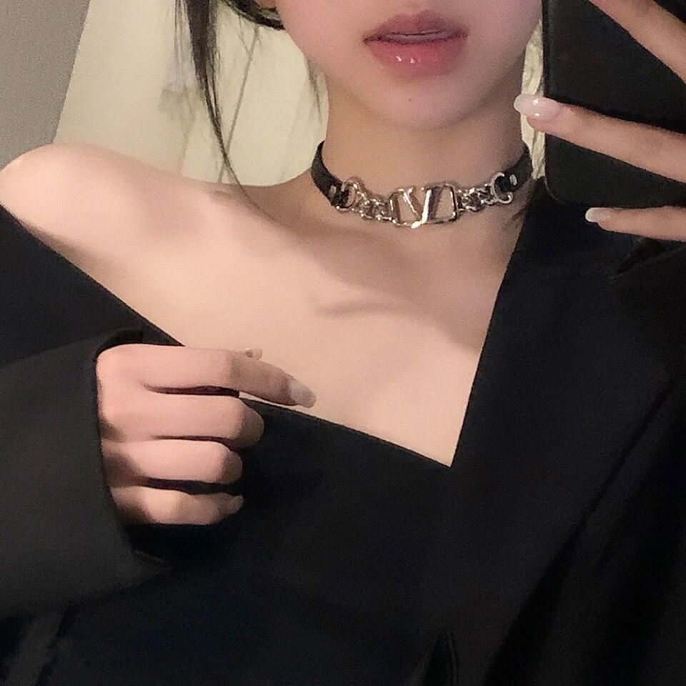 Woman Personality High Sense Elegant Metal V-shaped Necklaces