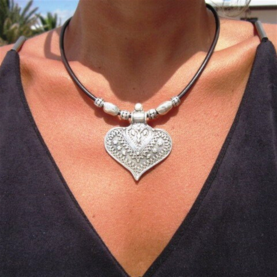 Colliers féminins à pendentif exagéré de coeur d'amour de modèle rétro