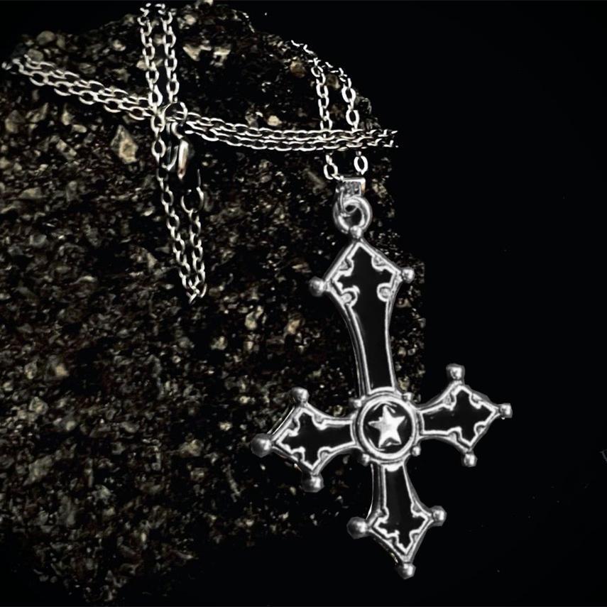 Colliers à pendentif croix inversée gothique rouge sang