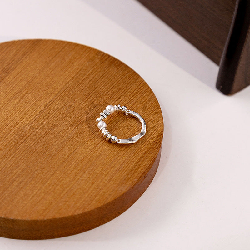 Einfache und unregelmäßige, modische hohe Ringe aus Silberperlen