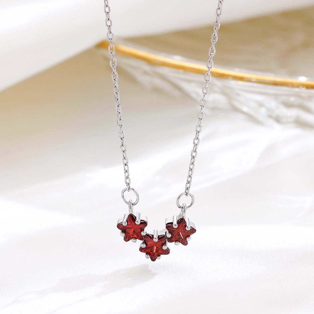 Sier Red Diamond Five-Pointed Star Light Luxus-Minderheitshalsketten