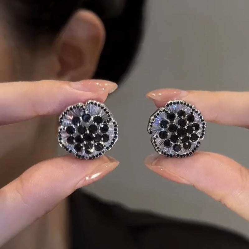 Hochwertige schwarze Ohrringe im Blumenmode-Stil mit Volldiamanten