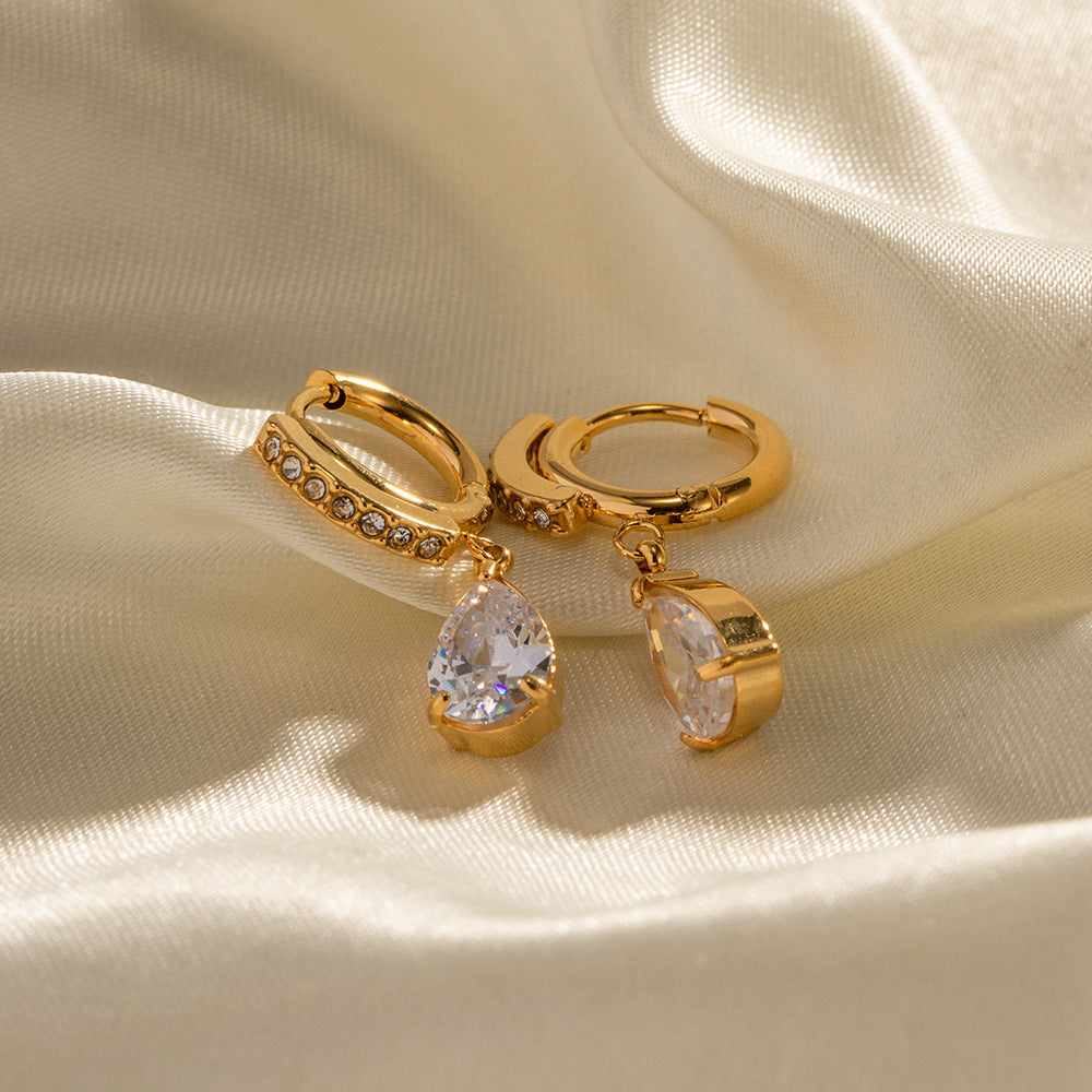 Boucles d'oreilles en acier titane pleines de zirconium et d'émeraude