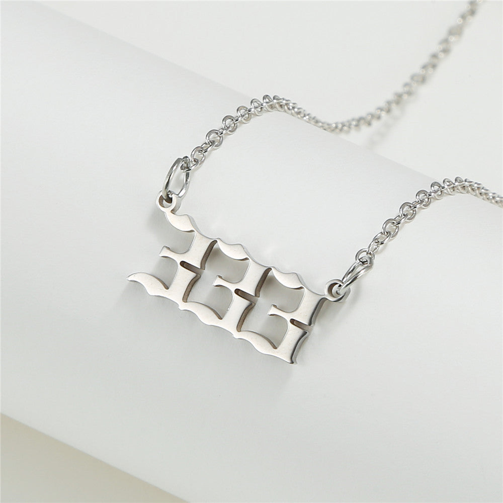 Colliers avec chiffres féminins numériques d'ange en acier titane