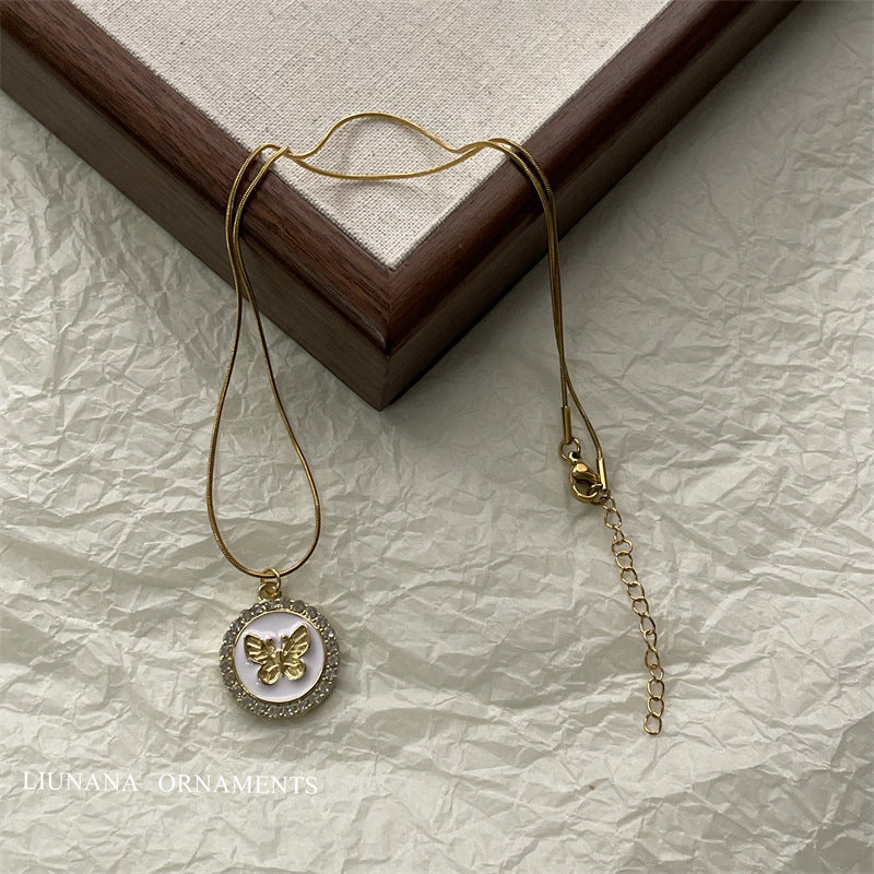 Papillon femelle plaque ronde pendentif conception avancée sens colliers