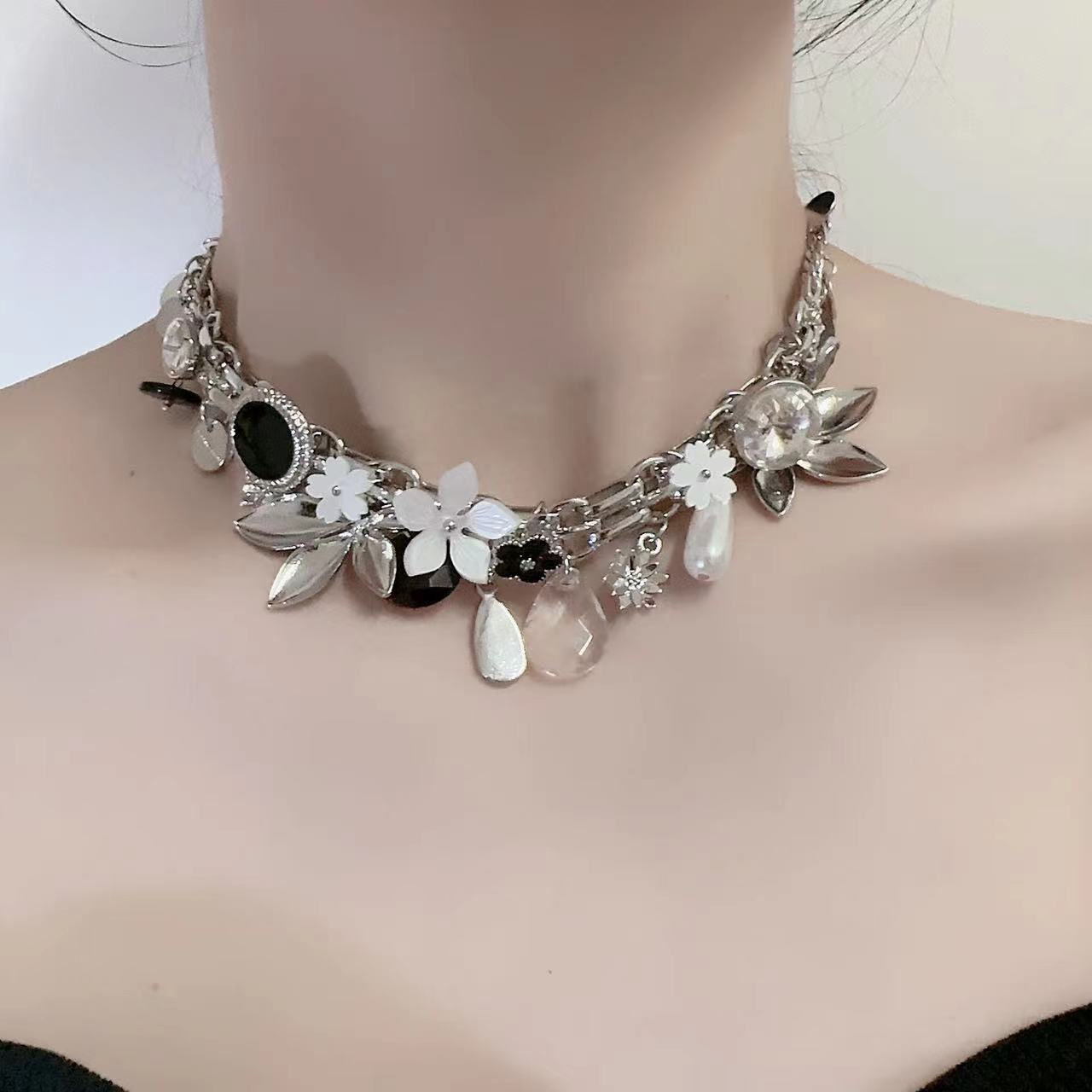 Colliers féminins en chaîne de clavicule avec bouton d'onyx noir en cristal