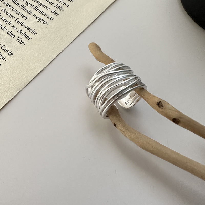 Silberne Schnur zum Flechten von einfachen, künstlerischen Ringen