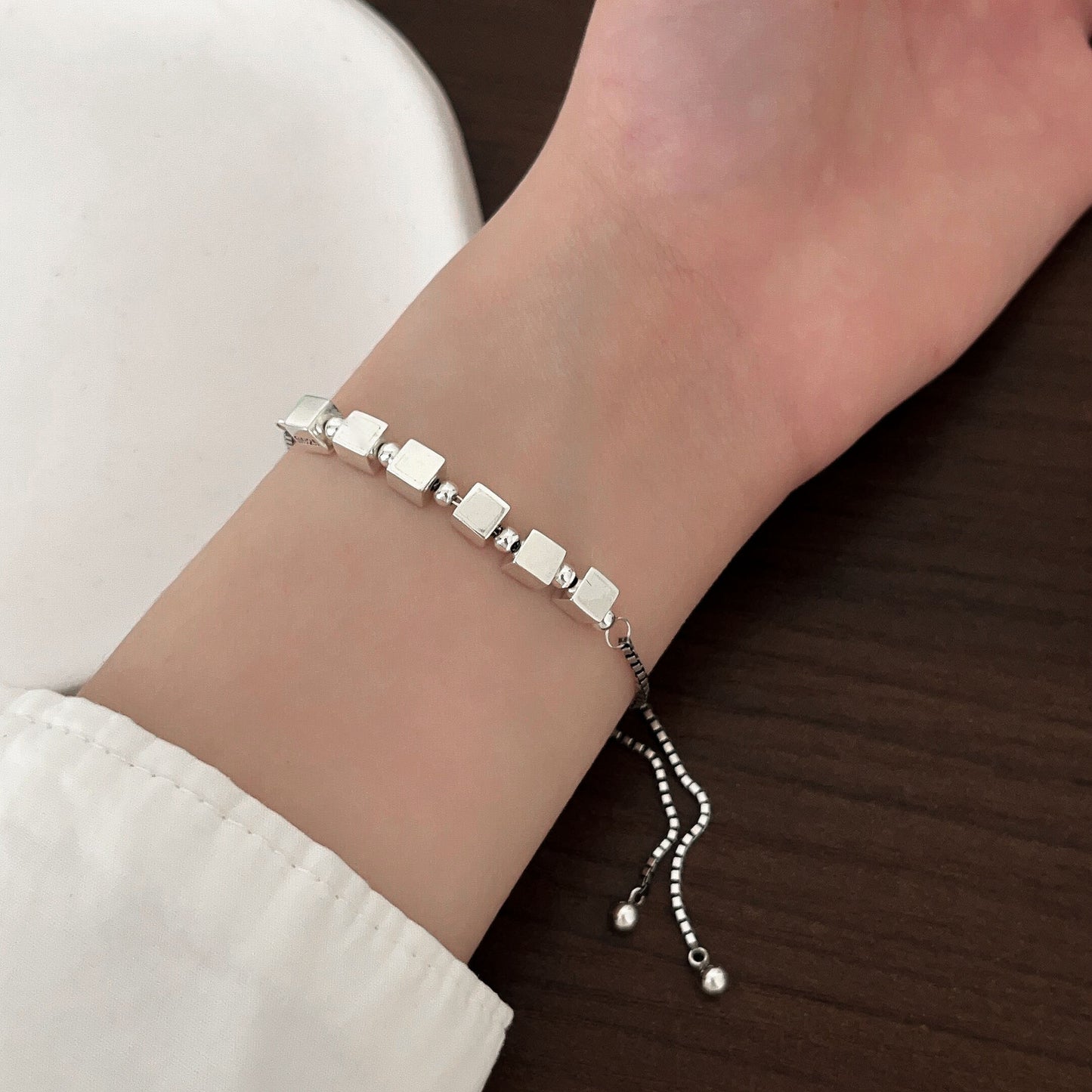 Einfache, hochwertige und elegante Armbänder für Damen im Nischendesign