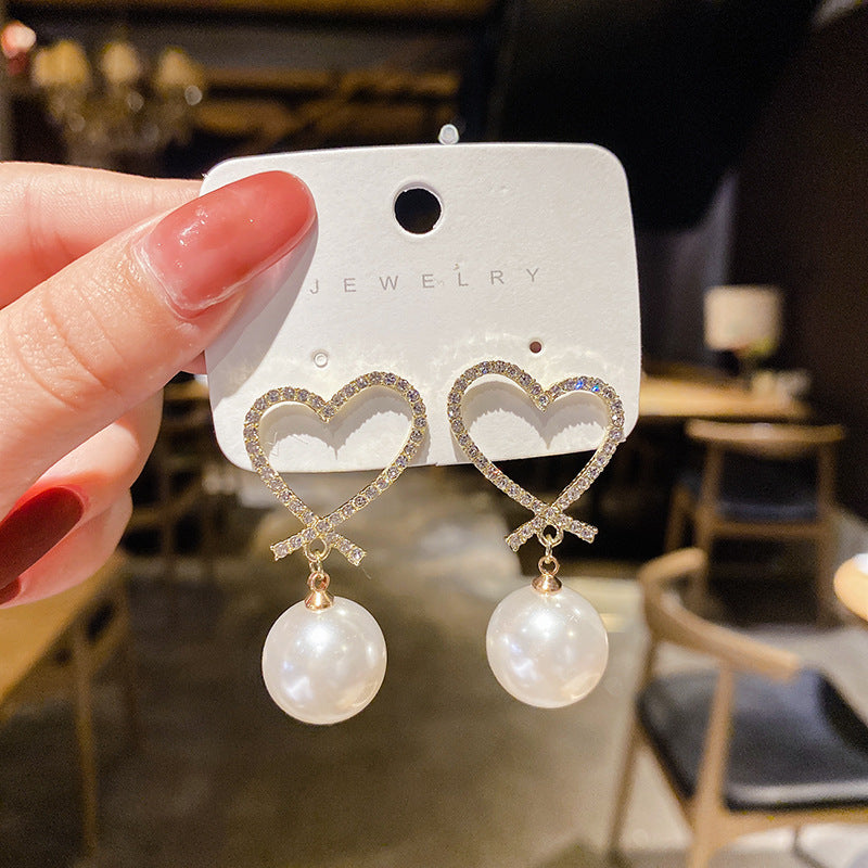 Women's Temperament Large Pearl Female With Hearts Earrings