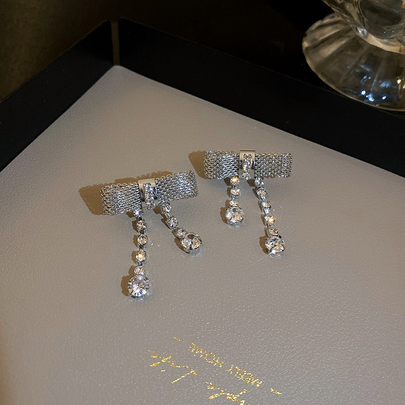 Colliers de tempérament en métal de style froid avec nœud en diamant pour femmes