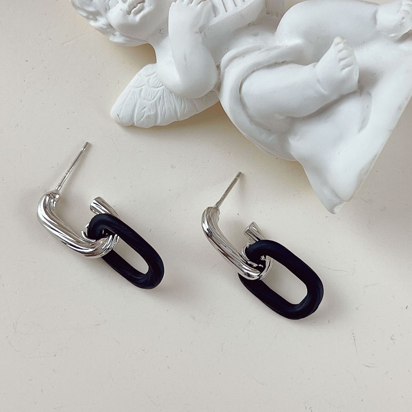 French Simplicity Matte Black Oval Chain Temperament Entry Earrings