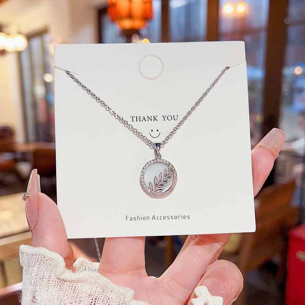Colliers à pendentif simples de style polyvalent rond de feuilles pour femmes