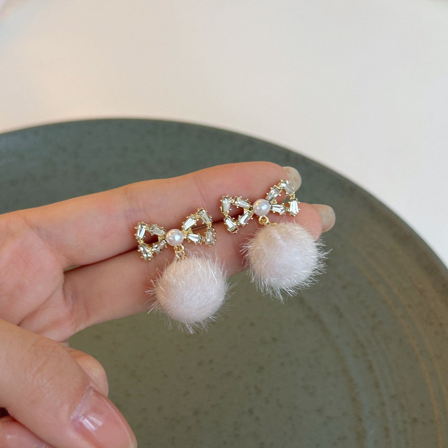 Women's Sier Needle Plush Fluffy Balls Fashionable Earrings